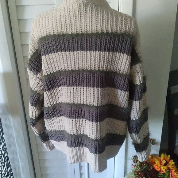 NWT Easel boxy Sweater with soft faux-fur accent along bold gray stripes. Sz. S - Picture 6 of 9